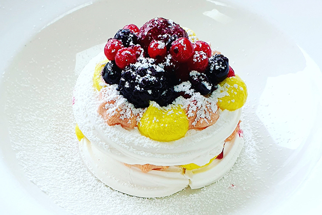Meringue with berries on top