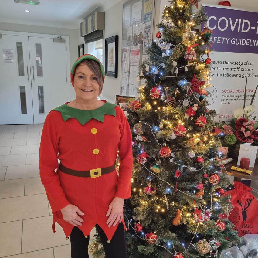 Stephie the Elf visits residents & staff at Rose Lodge Care Home